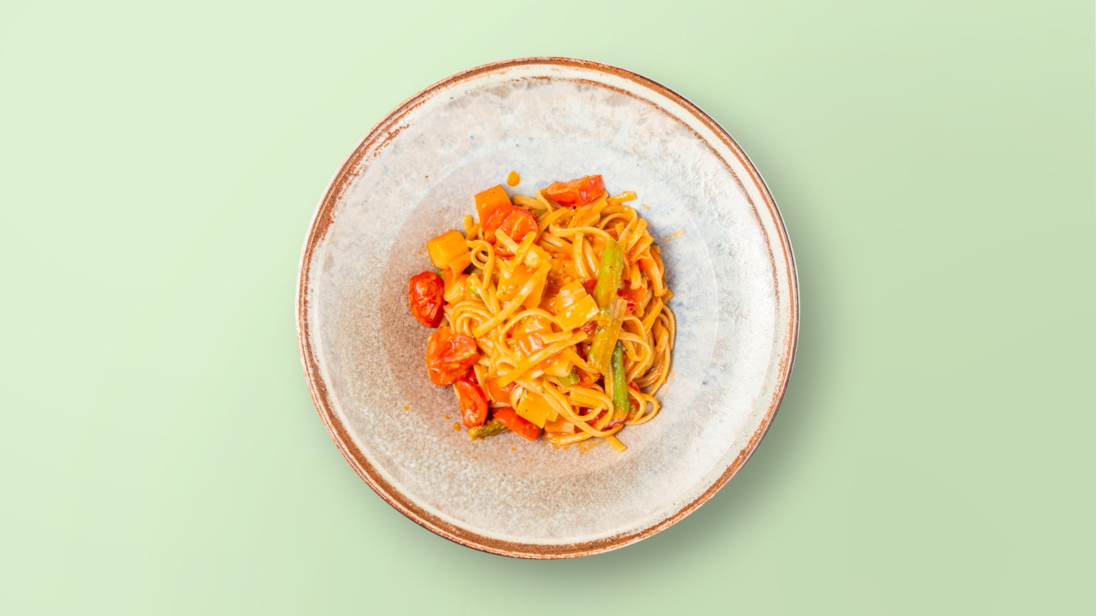 LINGUINE ME MISH GAFORRE, ASPARAGUS, POMODORINI, SPEC DJEGËS / Linguine with Crab Meat, Asparagus, Pomodorini, Chilli Pepper